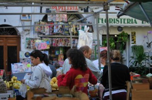Coreografías urbanas (I) Me encanta el ajetreo de los mercadillos. Nada pasa por casualidad en el clima de caos armonioso en el que se desarrollan. Unos van y otros vienen, marcando una fantástica...