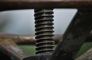 La oscura labor del engrasador Me impresinó ver aquel mecanismo que abría y cerraba la compuerta de la acequia tan bien engrasado. Y me paré a observar el trabajo que realizó el encargado de tener...